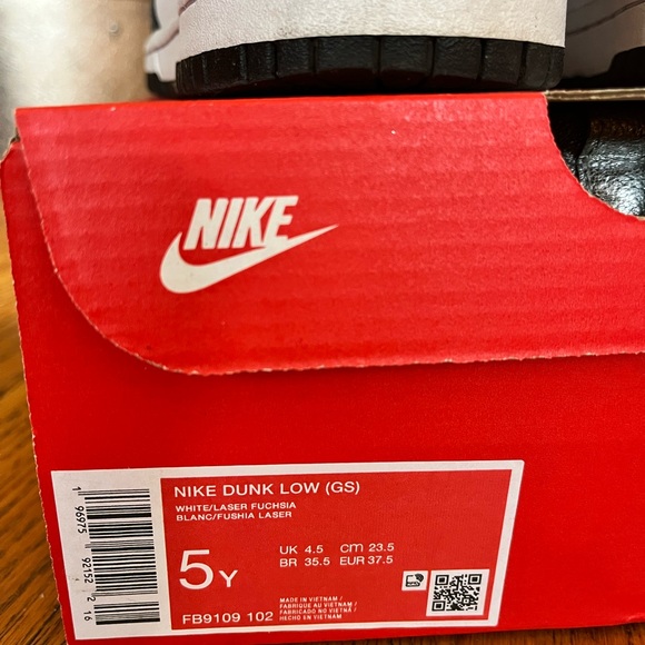 Nike Kids Black and White Sneakers - Picture 4 of 4